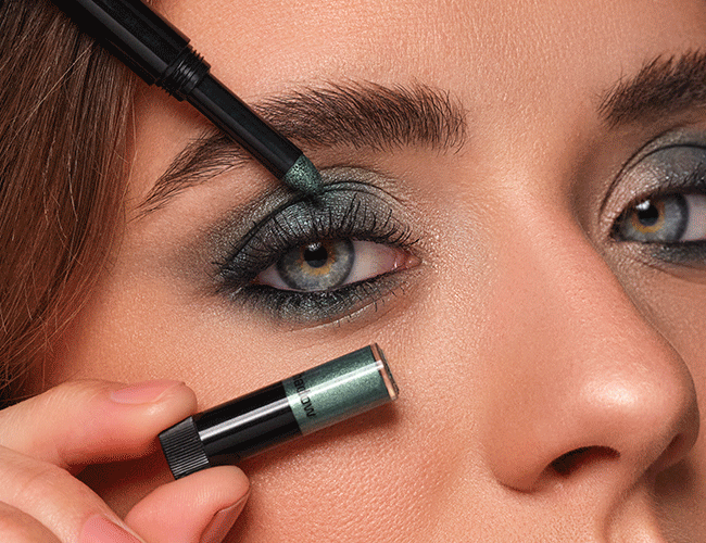 Frau zeigt die nachfüllbaren Eye Designer Patronen für eine umwerfenden Eyeshadow-Look