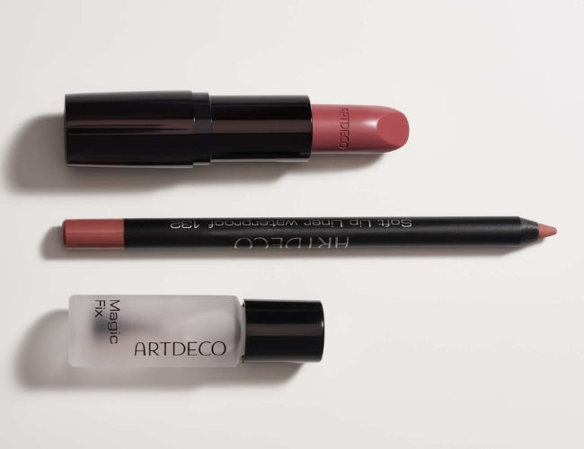 Langanhaltende Lippenkombination bestehend aus Perfect Color Lipstick, Soft Lip Liner waterproof und Magic Fix. 
