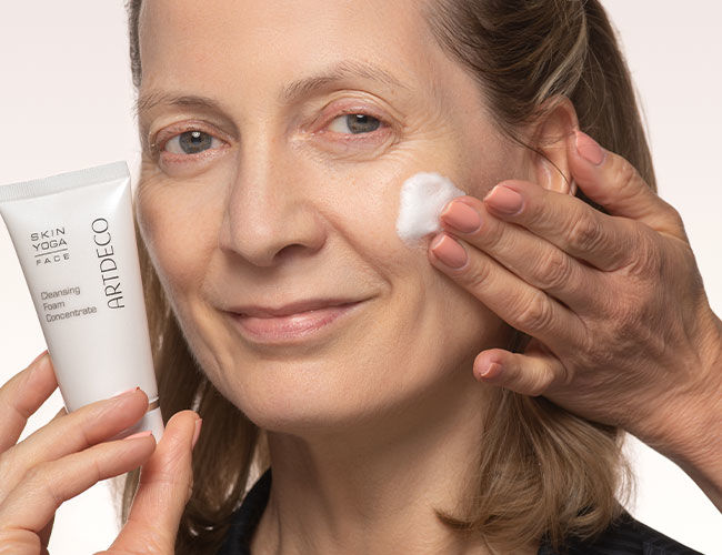 Ein Cleansing Foam Concentrat wird aufgetaragen um die Haut zu reinigen
