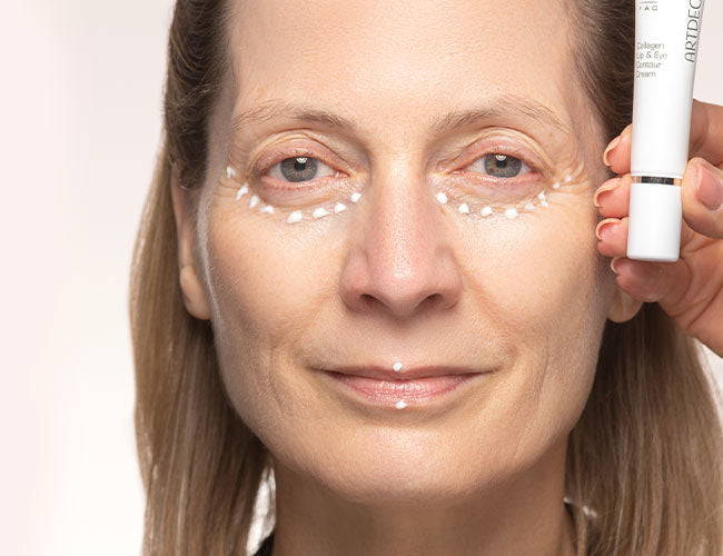 Die Collagen Lip & Eye Contour Cream wird punktweise unter den Augen aufgetragen