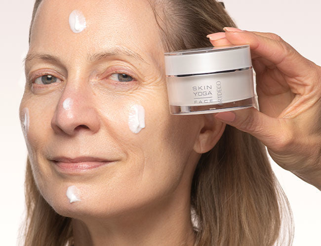 Die Collagen Booster Cream with Vitamin C wird im gesamten Gesicht aufgetragen und eingearbeitet