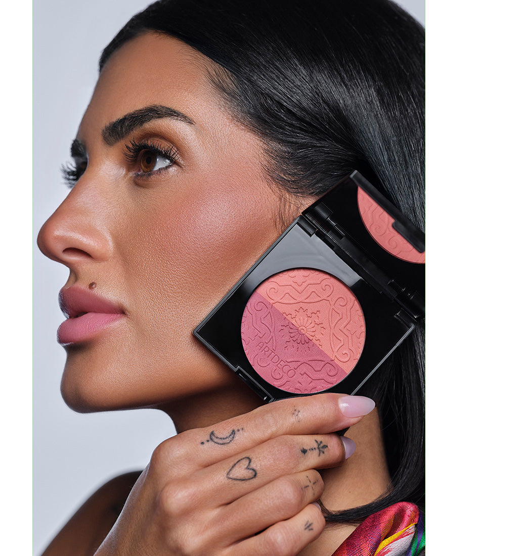 Model hält den limitierten, nachfüllbaren Blush Couture an die Wange, auf der der Blush aufgetragen wurde.