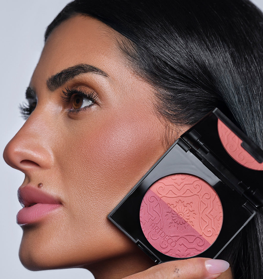 Model hält den limitierten, nachfüllbaren Blush Couture an die Wange, auf der der Blush aufgetragen wurde.