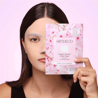 Collagen Boosting Sheet Mask ist auf dem Gesicht des Models aufgetragen und posiert mit dem Packaging