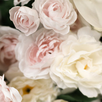 Weiße Rosen für eine hochzeitliche Stimmung