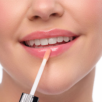 Der Hydra Lip Booster wird auf Lippen aufgetragen, um ihnen leichte Farbe und Feuchtigkeit zu verleihen.  
