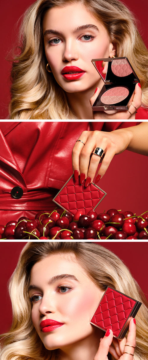 Die Mobile-Collage zeigt eine junge Frau mit blonden Haaren, natürlichem Make-up und ausdrucksstarken roten Lippen, zusammen mit dem Blush Couture im roten Steppdesign in verschiedenen Szenarien von Anwendung und Posing mit Produkt.