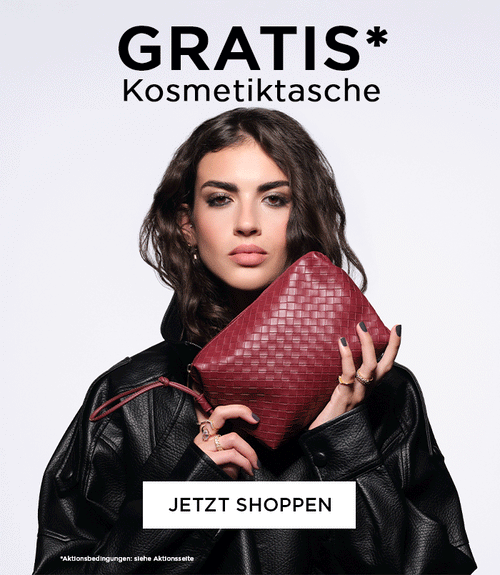 Model hält gratis Kosmetiktasche in dunkelrotem Intrecciato-Design. Ab 59€ in der Auswahl im Warenkorb erhältlich.
