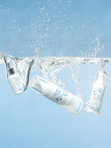 Alle Produkte der neuen Hyaluron Gesichtspflege von ARTDECO fallen ins Wasser um die Eigenschaft der Produkte, intensiv Feuchtigkeit zu spenden, darzustellen.