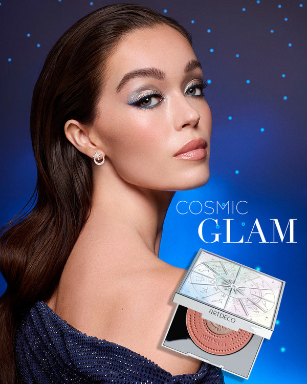 Model mit glamourösen Augen-Make-up steht im Profil, dabei wird der neue Galactic Blush Couture neben dem Namen der Kollektion "Cosmic Glam" gezeigt.