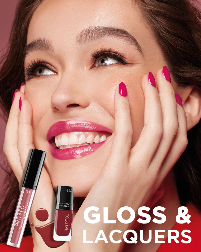 Brünettes Model mit farblich zusammen passenden Lippen und Nägel lächelt freundlich. Dazu  sind ausgewählte Produkte aus der Gloss & Lacquers-Kollektion zu sehen