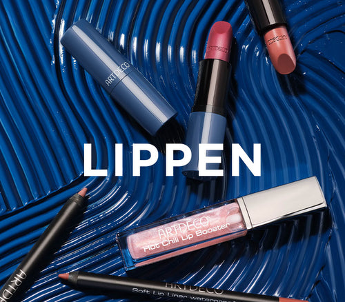 Lippen-Produkte der neuen The Denim Beauty Edit-Kollektion auf blauen Hintergrund mit weißem Schriftzug LIPPEN