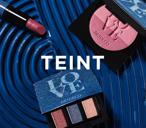 Teint-Produkte der neuen The Denim Beauty Edit-Kollektion auf blauen Hintergrund mit weißem Schriftzug TEINT