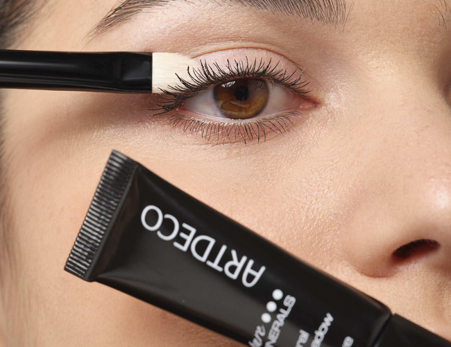Die Mineral Eyeshadow Base Sensitive wird mit einem Pinsel auf ein Augenlid aufgetragen