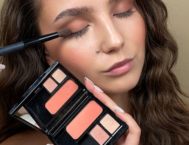 Close-up auf das Auge des Models, auf welchem die Lidschatten für ein Sommer Make-up mit einem fluffigen Lidschatten-Pinsel appliziert wurde