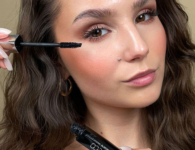 Close-up auf das Auge des Models, auf welchem eine wasserfeste Mascara appliziert, wurde für einen langanhaltenden Augenaufschlag