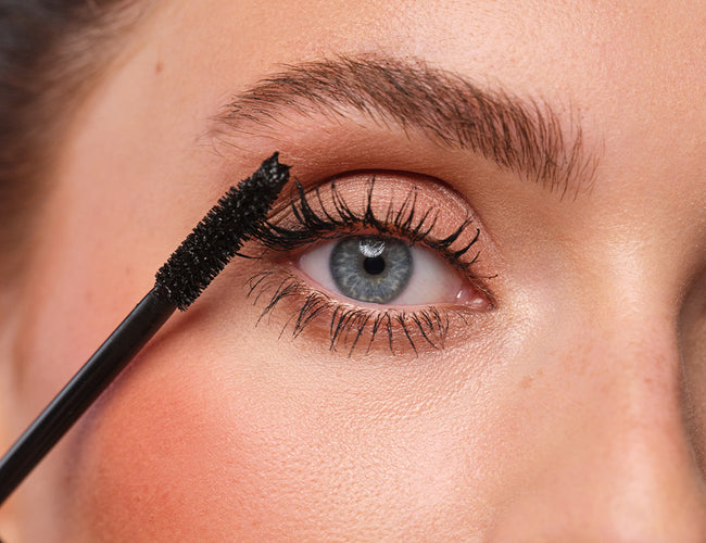 Close-up auf die blauen Augen des Models, an welchem eine wasserfeste Mascara aufgetragen wurde.