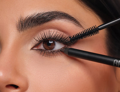 Nahaufnahme eines Augen-Make-ups mit voluminös getuschten Wimpern, die das Abend Make-up abschließen.