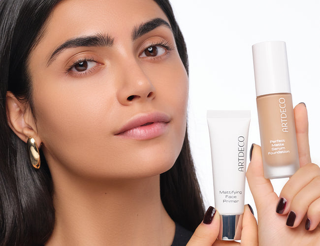Model zeigt den ARTDECO Mattifying Face Primer und die Perfect Matte Serum Foundation als Grundlage für ein langanhaltendes Abend-Make-up
