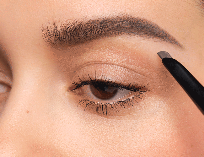 Grafische weiße Linien zeigen wie Augenbrauen mit dem Sculpting Brow Styler ausgefüllt werden sollten. Erst wird der Bogen nachgezeichnet, dann der höchste Punkt und zum Schluss der Vordere Teil der Augenbraue.