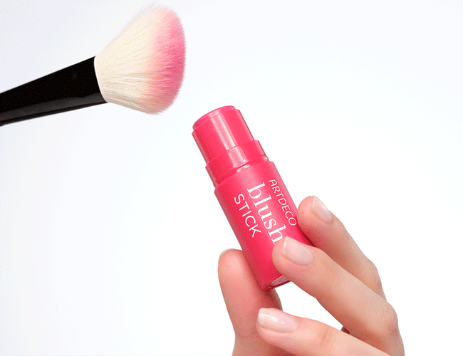ARTDECO Blush Stick wird mit dem Blusher Brush aufgenommen, um frische Farbe auf die Wangen zu zaubern.