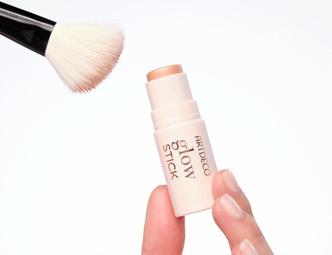 ARTDECO Glow Stick wird mit einem Blusher Brush aufgenommen, um einen natürlichen Glow auf die Haut zu setzen.