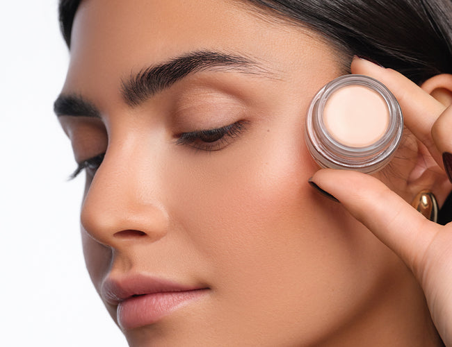 Das Model hält den ARTDECO All in One Primer an das Auge, mit dem das Augenlid für das glamouröse Augen-Make-up vorbereitet wurde.