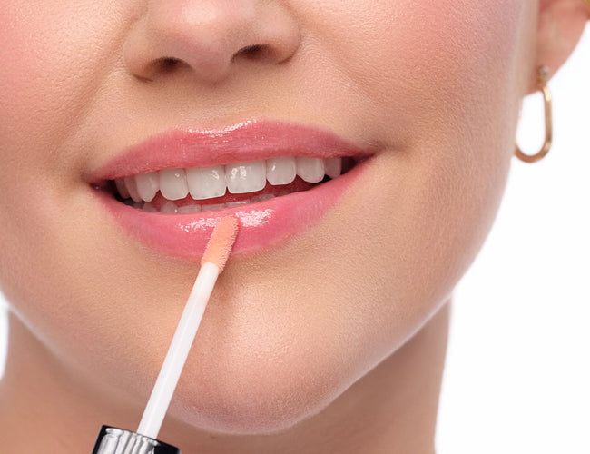 Der Hydra Lip Booster wird auf Lippen aufgetragen, um ihnen leichte Farbe und Feuchtigkeit zu verleihen.  