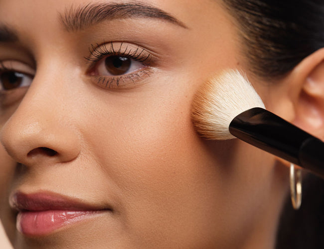 Bronzer wird mit dem Blusher Brush am höchsten Punkt des Wangenknochens aufgetragen