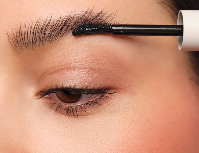 Augenbrauen werden mit der Brow Lift Lamination fixiert.