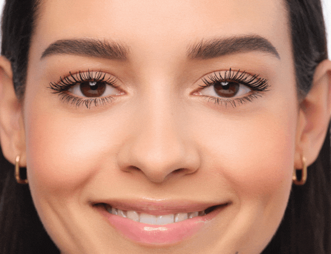 Linien markieren die Breite eines Auges an einem weiblichen Gesicht. Weitere Linien zeigen dass Deine Augenbrauen in diesem Abstand auseinander sein sollten. 