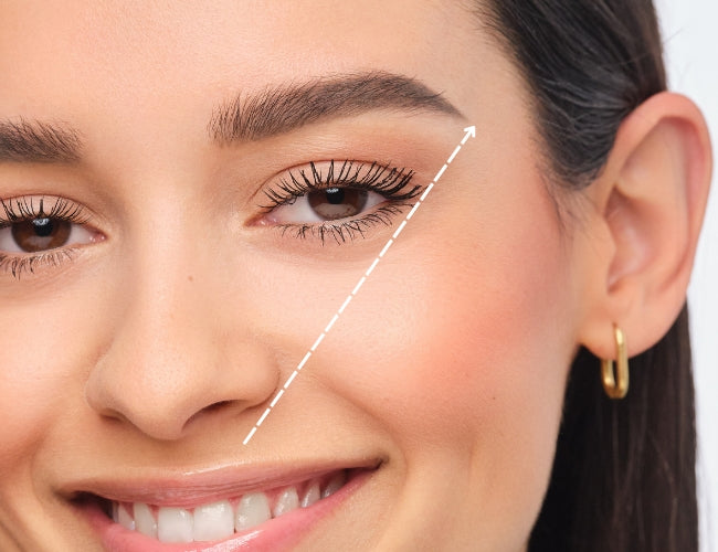 Eine Linien, die beim Nasenflügel beginnt und entlang des äußeren Augenwinkels geht, markiert das Ende Deiner Augenbraue. 