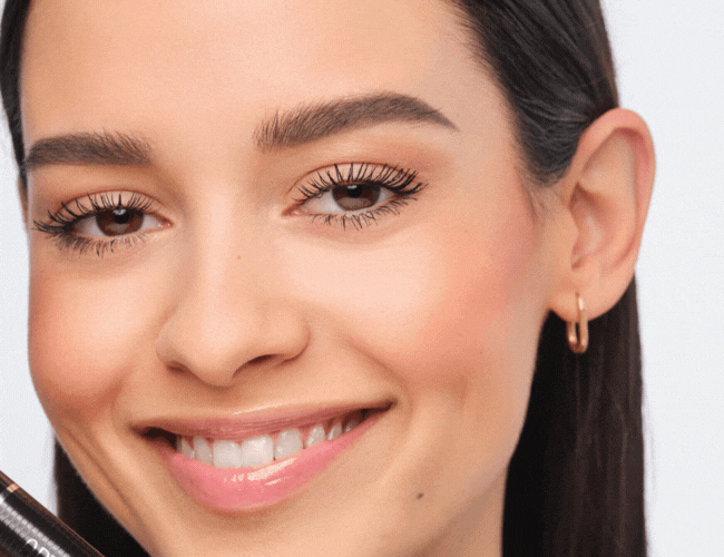 Linien markieren, wo man unter und über den Augenbrauen Linien mit weißem Kajal einzeichnet, um zu erkennen, welche Härchen gezupft werden sollen und welche nicht.