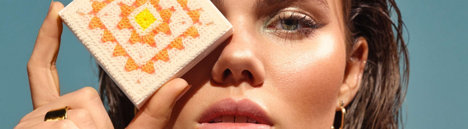 Model hält einen Artdeco Bronzer mit Crochet Design vor dem Gesicht.