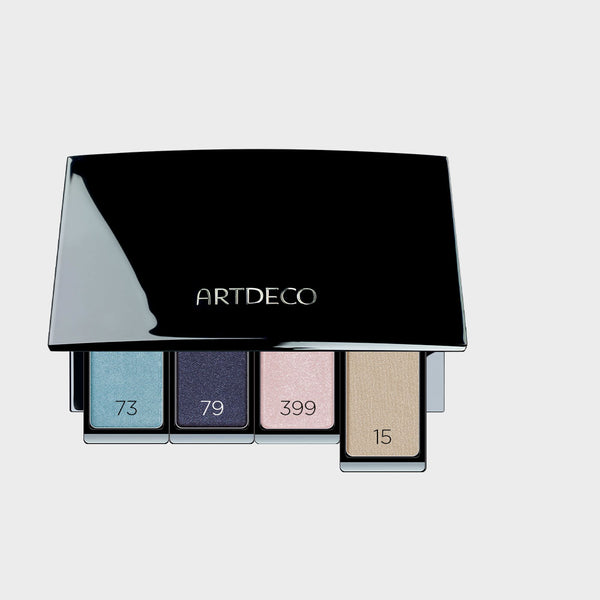 Lidschattenpalette befüllt mit passenden Lidschatten, um den perfekten Denim Street Style-Look zu zaubern, der blaue Augen besonders gut unterstreicht