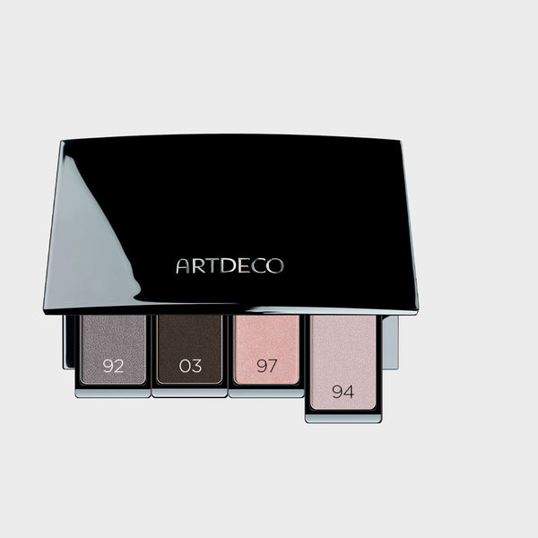 Lidschattenpalette befüllt mit passenden Lidschatten, um den perfekten Rose Casual-Look zu zaubern, der blaue Augen besonders gut unterstreicht