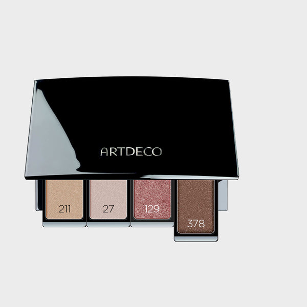 Lidschattenpalette befüllt mit passenden Lidschatten, um das perfekte Augen-Make-up zu zaubern, für die Kombination aus blonden Haaren und blauen Augen.