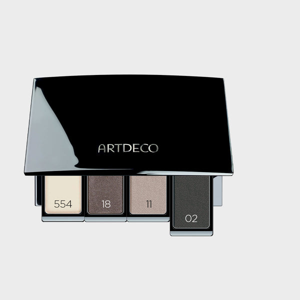 Lidschattenpalette befüllt mit passenden Lidschatten, um das perfekte Augen-Make-up zu zaubern, für die Kombination aus blonden Haaren und grünen Augen.