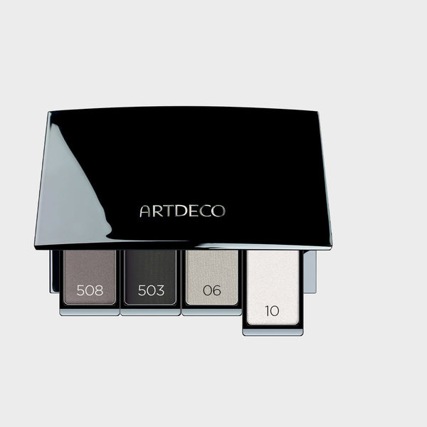 Lidschattenpalette befüllt mit passenden Lidschatten, um den perfekten Smokey Glam-Look zu zaubern, der braune Augen besonders gut unterstreicht