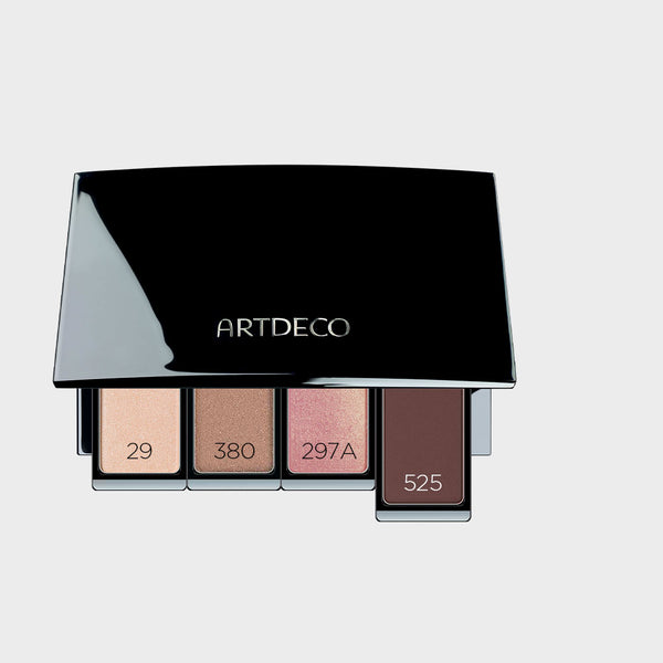 Lidschattenpalette befüllt mit passenden Lidschatten, um das perfekte Augen-Make-up zu zaubern, für die Kombination aus braunen Haaren und blauen Augen.