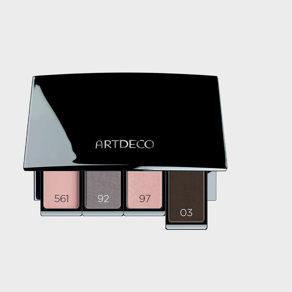 Lidschattenpalette befüllt mit passenden Lidschatten, um das perfekte Augen-Make-up zu zaubern, für die Kombination aus braunen Haaren und braunen Augen.