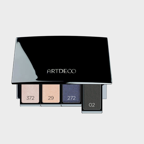 Lidschattenpalette befüllt mit passenden Lidschatten, um das perfekte Augen-Make-up zu zaubern, für die Kombination aus braunen Haaren und grünen Augen.