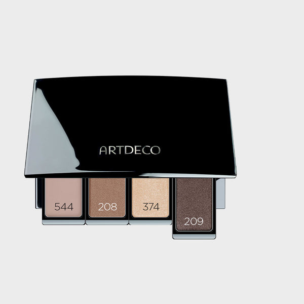 Lidschattenpalette befüllt mit passenden Lidschatten, um das perfekte Augen-Make-up zu zaubern, für die Kombination aus roten Haaren und blauen Augen.