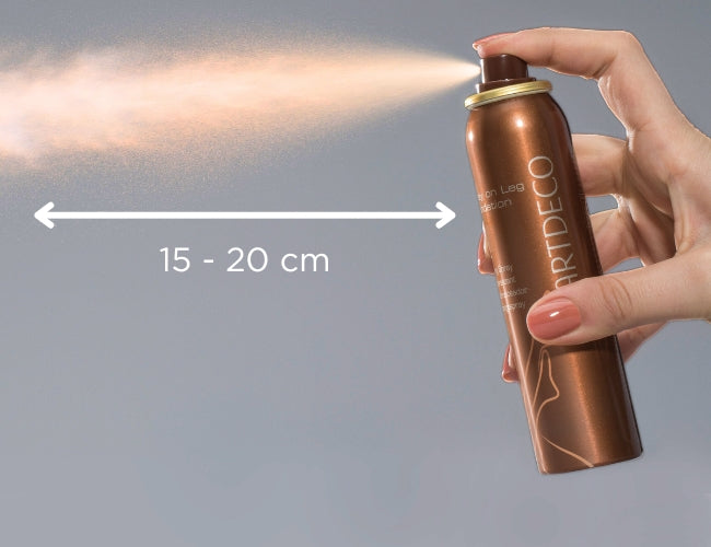 Eine grafische Linie zeigt, dass die Spray On Leg Foundation 15-20 cm von der Haut entfernt aufgetragen werden soll.