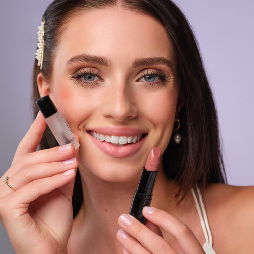 Model hält den Magic Fix und Perfect Color Lipstick die für das Braut Make-up verwendet wurden.