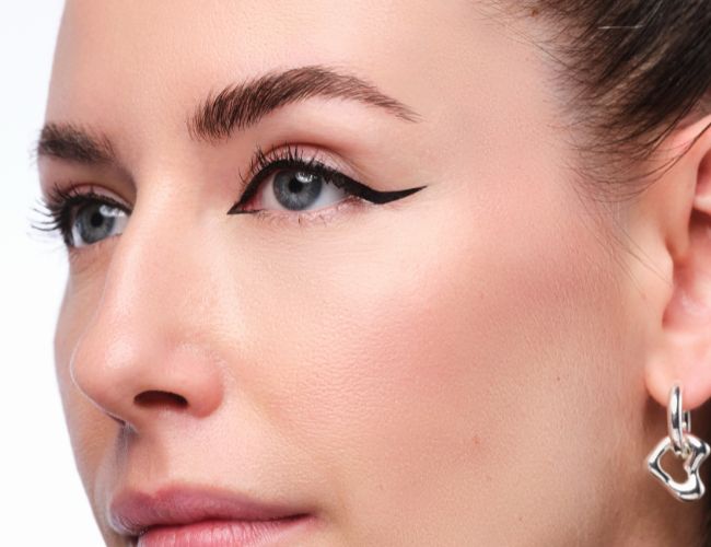 Model mit tiefschwarzen Cat Eye Eyeliner.