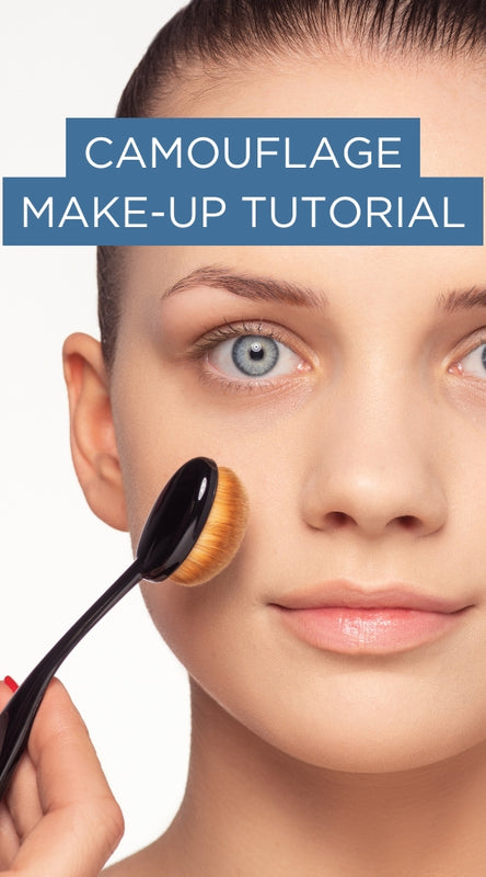Model trägt mit ovalem Pinsel Camouflage Make-up auf. Schriftzug „Camouflage Make-up Tutorial“ verweist auf verlinkte Schritt-für-Schritt-Anleitung.