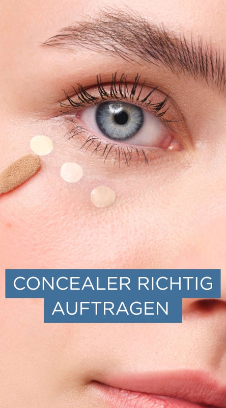 Nahaufnahme eines Auges mit aufgetupftem Concealer unter dem unteren Lid. Schriftzug „Concealer richtig auftragen“ verweist auf verlinktes Tutorial.