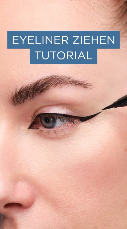 Nahaufnahme eines Lidstrichs mit flüssigem Eyeliner. Schriftzug „Eyeliner ziehen Tutorial“ verweist auf verlinkte Anleitung.