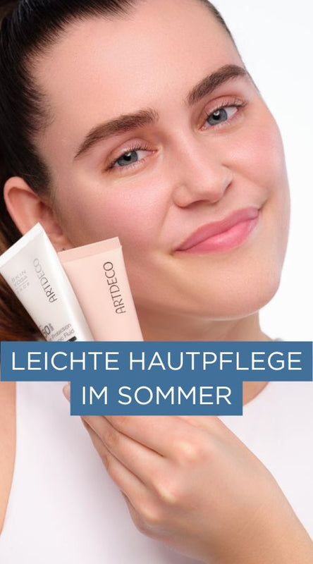 Model mit Zopf und gepflegtem Gesicht hält zwei Pflegeprodukte ans Gesicht. Mit Schriftzug: Leichte Hautpflege im Sommer. 